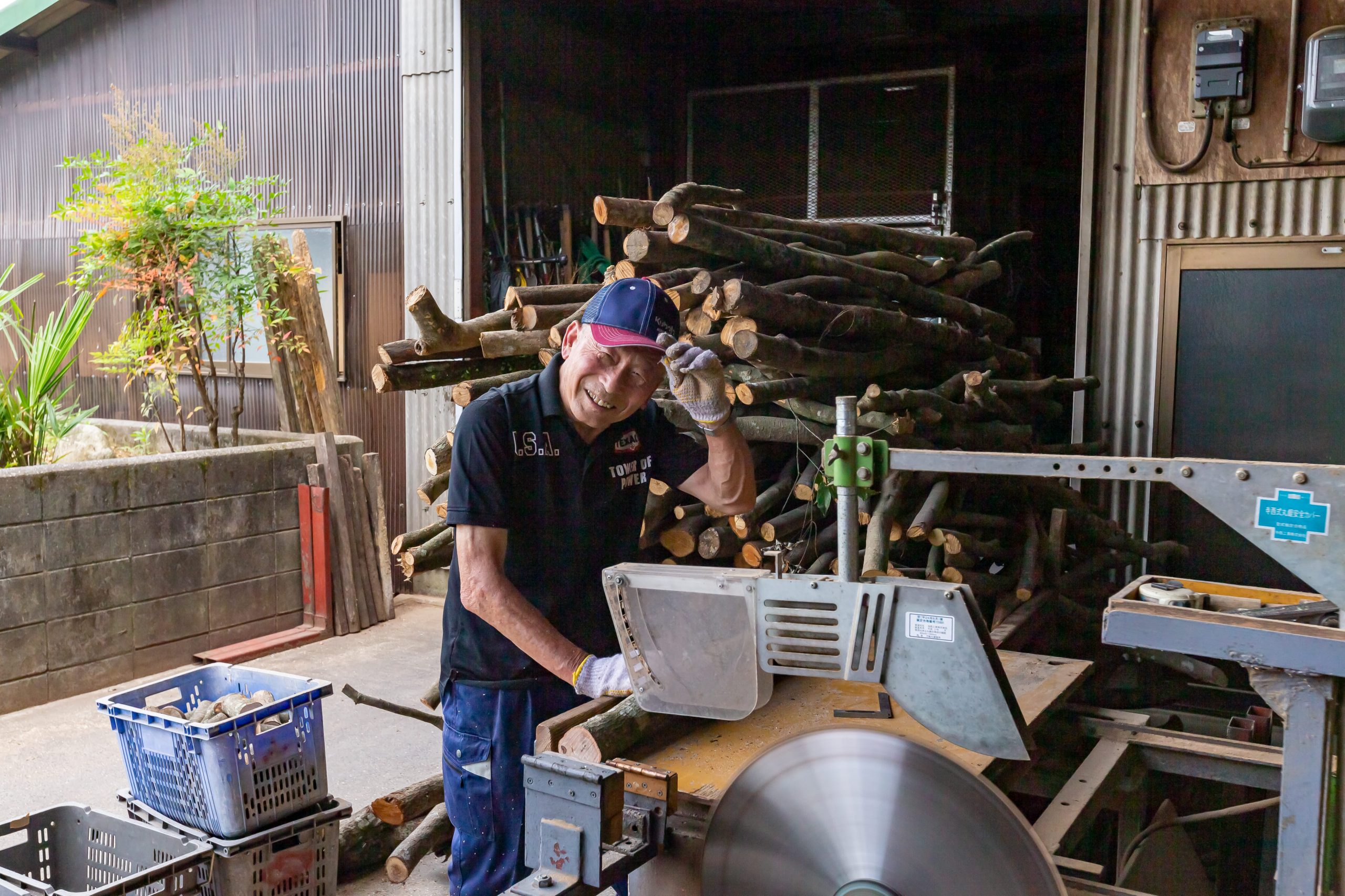 愛媛県松野町の木材を使用。昆虫飼育用品や薪製品を手掛ける木工加工場の後継者募集！